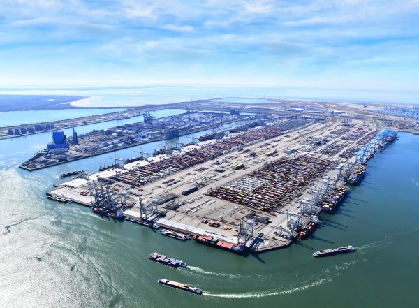 Hutchison Ports, TIL to develop 7 million TEU mega-terminal at Rotterdam.jpg