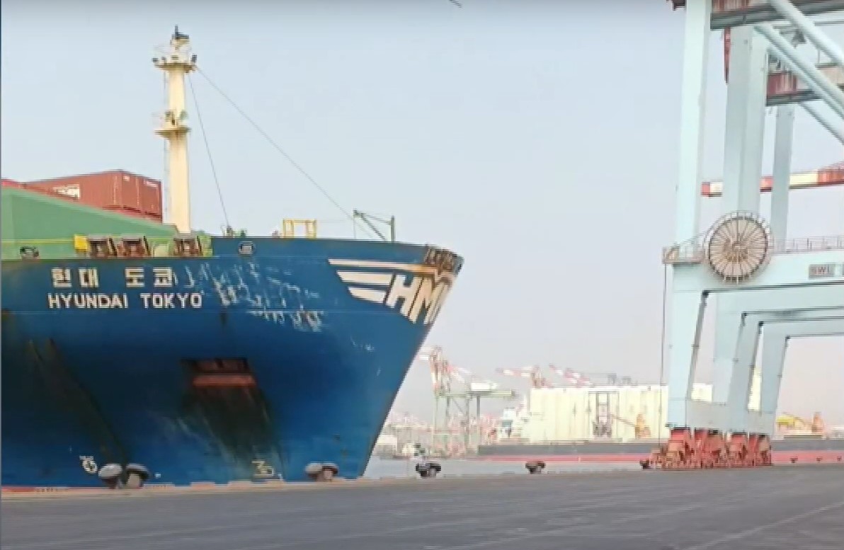 Boxship hits pier at Port of Kaohsiung.jpg